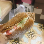 Bánh mì đen nhân cá ngừ