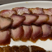  Thịt xá xíu giòn mỡ diềm và khá đậm vị, ăn y hệt ở Quảng Châu
