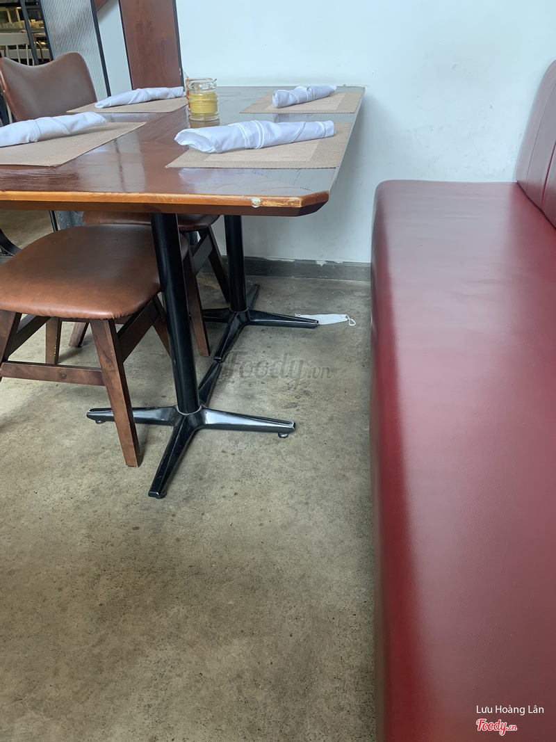 Dưới bàn ăn kế bên có khẩu trang đánh rơi cũng không nhân viên nào nhặt lên dọn dẹp