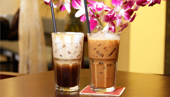 Hãy đến với quận Hải Châu, nơi có nhiều quán cafe độc đáo! Những tiệm cà phê ở đây sẽ mang đến cho bạn cảm giác thư giãn và thoải mái. Hãy đến thưởng thức một ly cà phê đậm đà và ngắm nhìn phong cảnh tuyệt đẹp của thành phố Đà Nẵng!