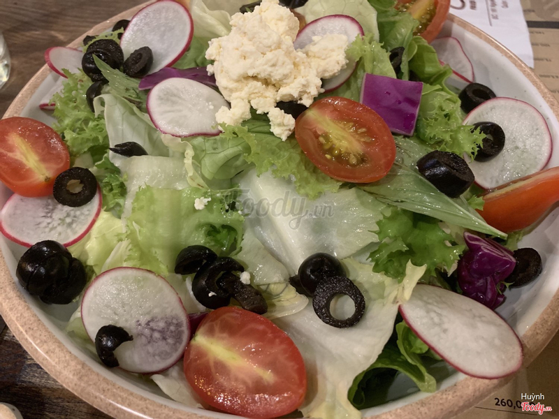 Salad Chivago ăn cũng được, nước sốt với cục bơ lạ và ngon, còn salad nói chung là bình thường thôi. 