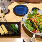Atsuyaki tamago (ăn mất 1 miếng) và salad bơ salmon