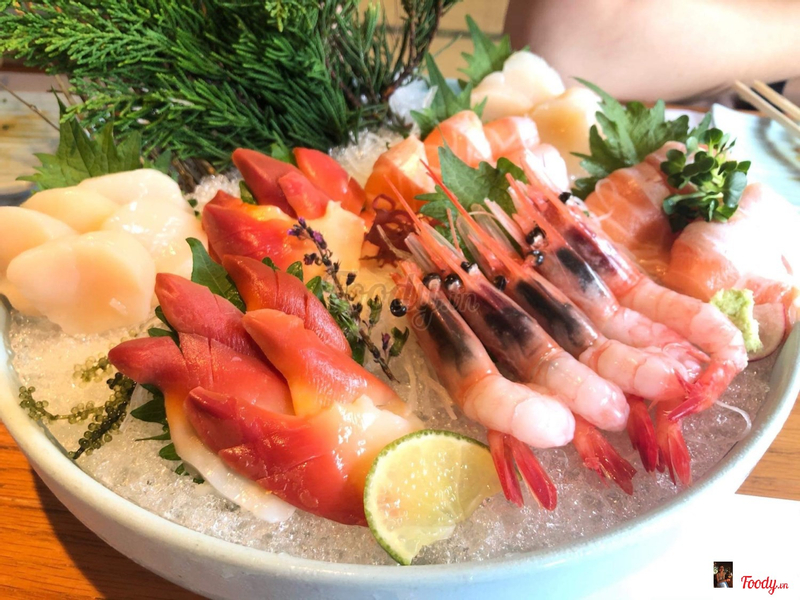 Set sashimi: cá hồi, sò đỏ, tôm