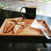 cà phê arabica nóng và bánh toast phô mai