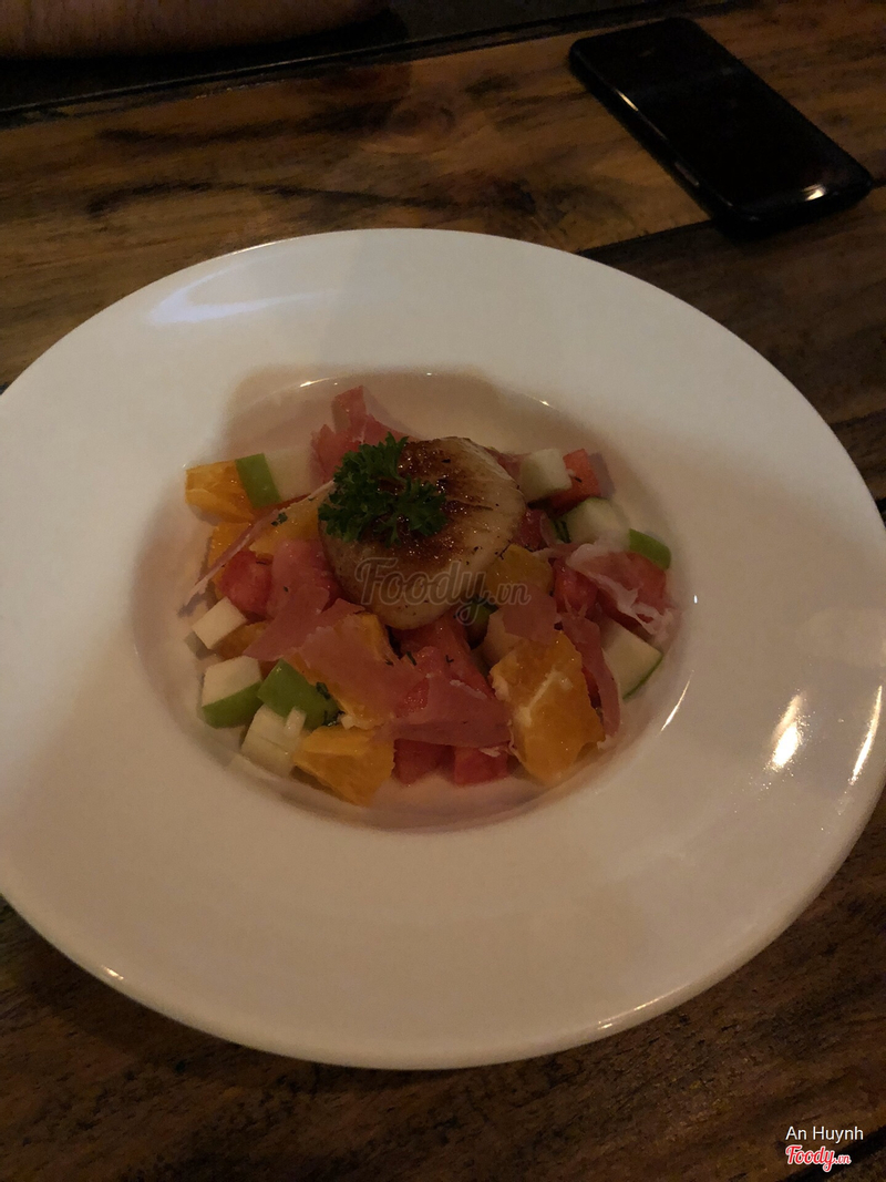 Fruit salad with scallop