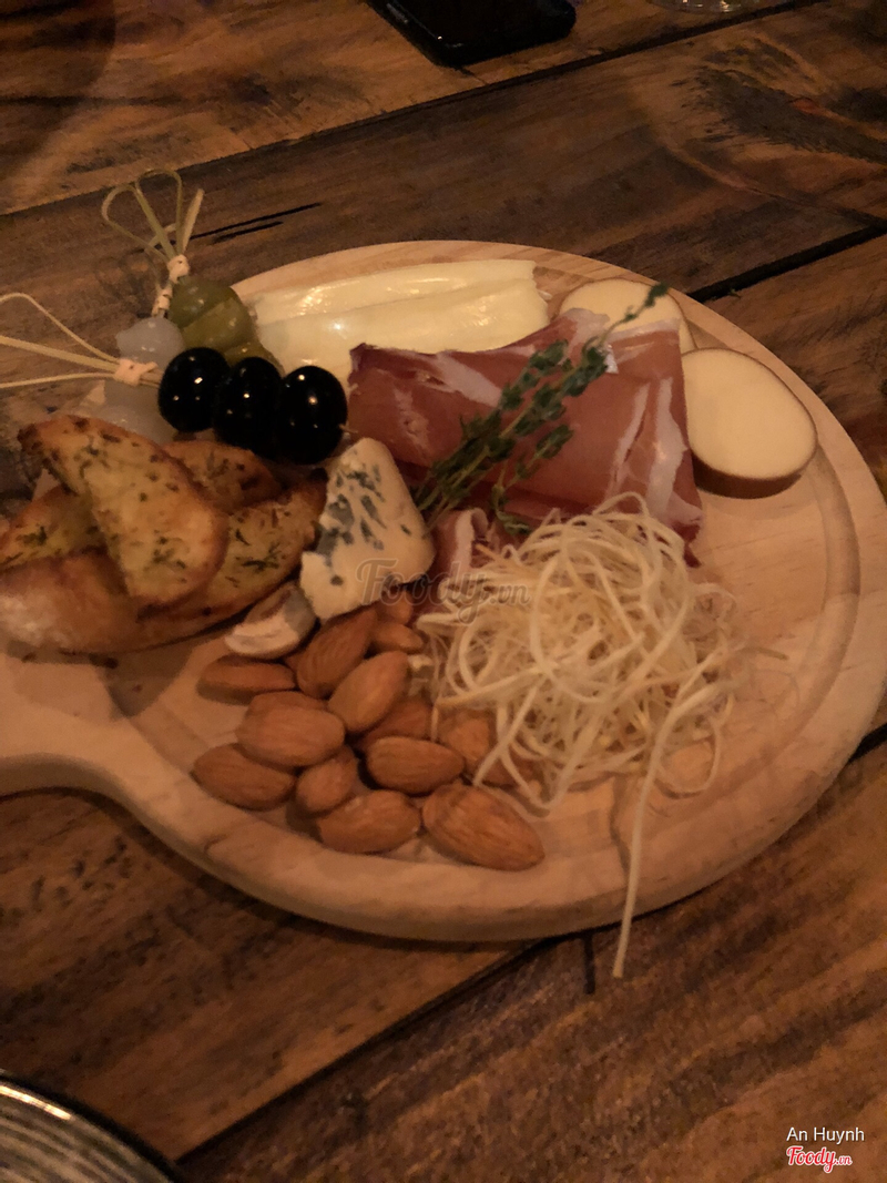 Cold meats and cheeses platter
