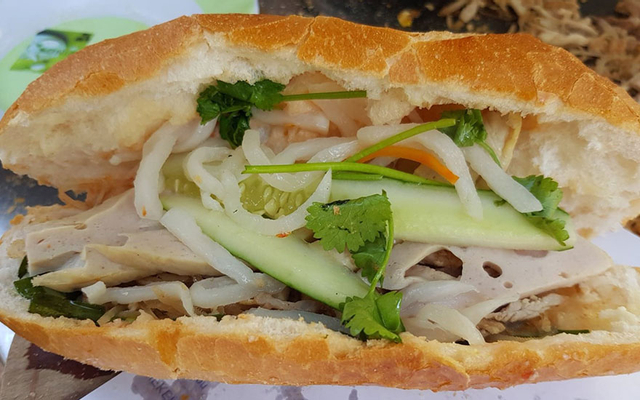 Bánh Mì Cây Me