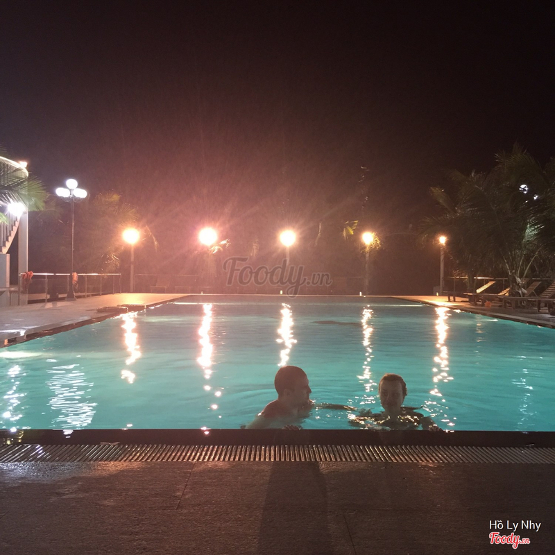 Bể bơi ban đêm