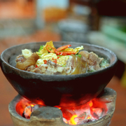 Lẩu Dê tươi Ninh Thuận vị thuốc bắc đựng trong nồi đất làng gốm Bàu Trúc nấu trên bếp than hồng