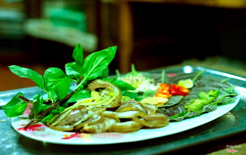 Dê tươi Ninh Thuận để da cuộn hấp ăn kèm rau mơ, khế chua, chuối chát kiểu giả cầy