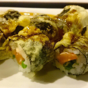 Sushi lườn cá hồi chiên sơ - vị béo nhẹ đi kèm vị ngọt của thịt cá , ngon mà không ngán