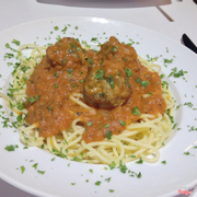 Spaghetti với thịt bò viên đậm đà vị thơm của sốt cà và phô mai, rất ngon theo tiêu chuẩn Tây.
