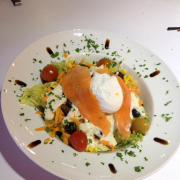 Đĩa salad to tú hụ này gồm thịt gà, ô liu đen, trứng có vị chua nhẹ