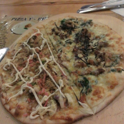Pizza curry và pizza Okonomiyaki
