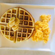 Bánh waffle với trứng hoặc jam.Vỏ bánh giòn,bên trong soft.Bánh thơm mùi bơ sữa,1 chút thơm thoang thoảng của chanh hoặc cam