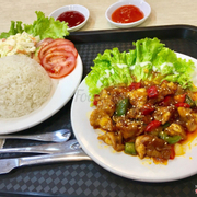 Cơm gà sốt cay sét “bữa trưa tiết kiệm” giá 30k