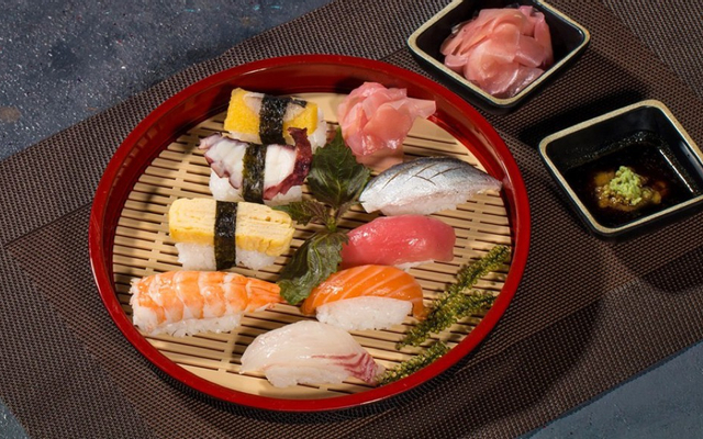 Sushi đường phố Hóc Môn: Không cần đến những nhà hàng đắt đỏ, bạn chỉ cần đến đường phố Hóc Môn để thưởng thức những chiếc sushi tuyệt hảo nhưng giá rẻ. Với hương vị đậm đà, tươi ngon và trang trí tinh tế, chắc chắn bạn sẽ thích thú với những chiếc sushi đường phố này và không muốn bỏ lỡ bất cứ một chi tiết nào trên hình ảnh.