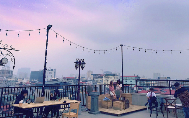 Đến Cafe sân thượng và thưởng thức ly cà phê đậm đà bên bạn bè dưới tầm nhìn toàn cảnh phố phường xứ Thăng Long.