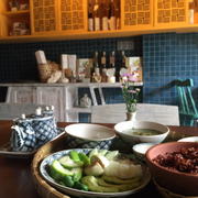 Spice Cà Phê Quận 1 TP. HCM là địa điểm lý tưởng dành cho những ai yêu thích khám phá văn hóa và thưởng thức ẩm thực tại đất nước Việt Nam. Với không gian trang trí đáng yêu, đồ uống đậm hương vị của trà và cà phê, bạn sẽ tận hưởng những giây phút vui vẻ và thư giãn tại đây.