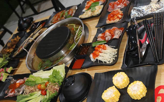 Có những loại hải sản nào thường được phục vụ trong dịch vụ buffet tại Phạm Hùng?
