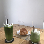 Bên trái là matcha nước dừa bên phải là matcha đá sữa