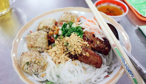 Bún Thịt Nướng & Chả Giò - Bến Thành Street Food Market