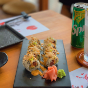 Sushi cá ngừ sốt cay đây ạ, best của best của best luônnnnn, vừa ăn cực kì ko cần chấm thêm nước tương 