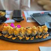 Tên sushi mình ko nhớ nhưng đại khái là Tôm tempura vs cheese, siêu siêu siêu ngon quí dị ợ