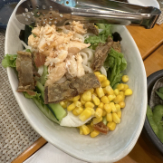 Salad cá hồi và mì udon sốt mè