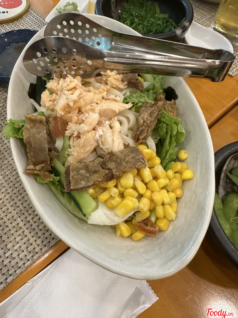 Salad cá hồi và mì udon sốt mè