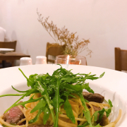 Spaghetti with beef, rocket salad and olive sauce - 119k