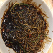 Mỳ đen jajangmien - sợi mỳ to nhỏ lẫn lộn, ăn giống hệt mỳ ý chứ không giống loại mỳ hàn chuyên để làm mỳ đen. Sốt nhạt gần như không có vị gì