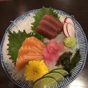 Sashimi combo 1 ngon, miếng cá dày dặn, chỉ có 92k