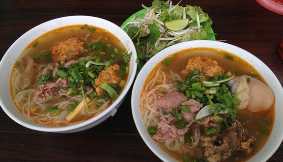 2 Chi - Bún Bò Huế & Bún Mắm Nêm