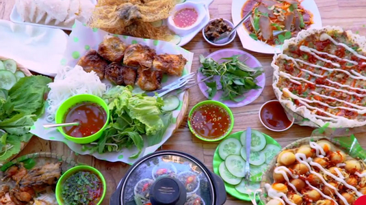 "CỎ MAY - CAY MỎ" quán ăn vặt vạn món có thâm niên ở Huế