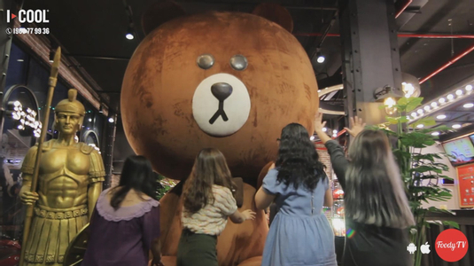 Hát hò yêu đời ở "KARAOKE ICOOL" chứa gấu Brown khổng lồ