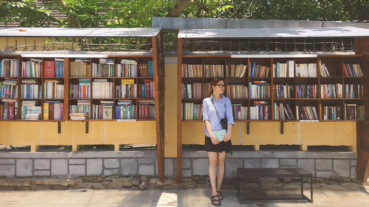Tha hồ check in, đọc sách, ăn hàng ở "THIÊN ĐƯỜNG CAFE SÁCH KÉO DÀI HÀNG CHỤC MÉT" duy nhất ở Huế