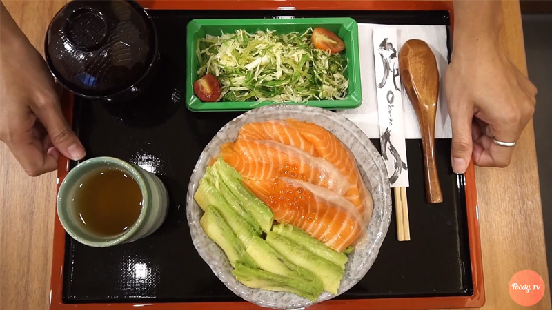 Set lunch hấp dẫn tại nhà hàng Nhật Bản đúng chuẩn.