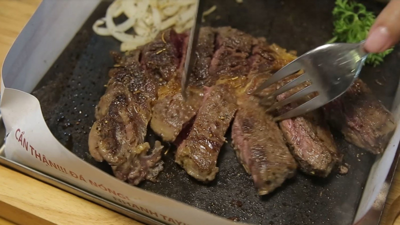 Steak nướng đá nóng