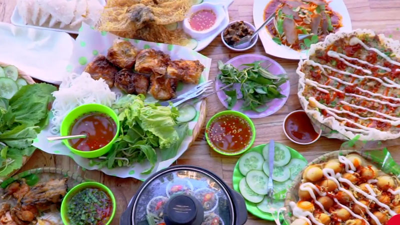 "CỎ MAY - CAY MỎ" quán ăn vặt vạn món có thâm niên ở Huế